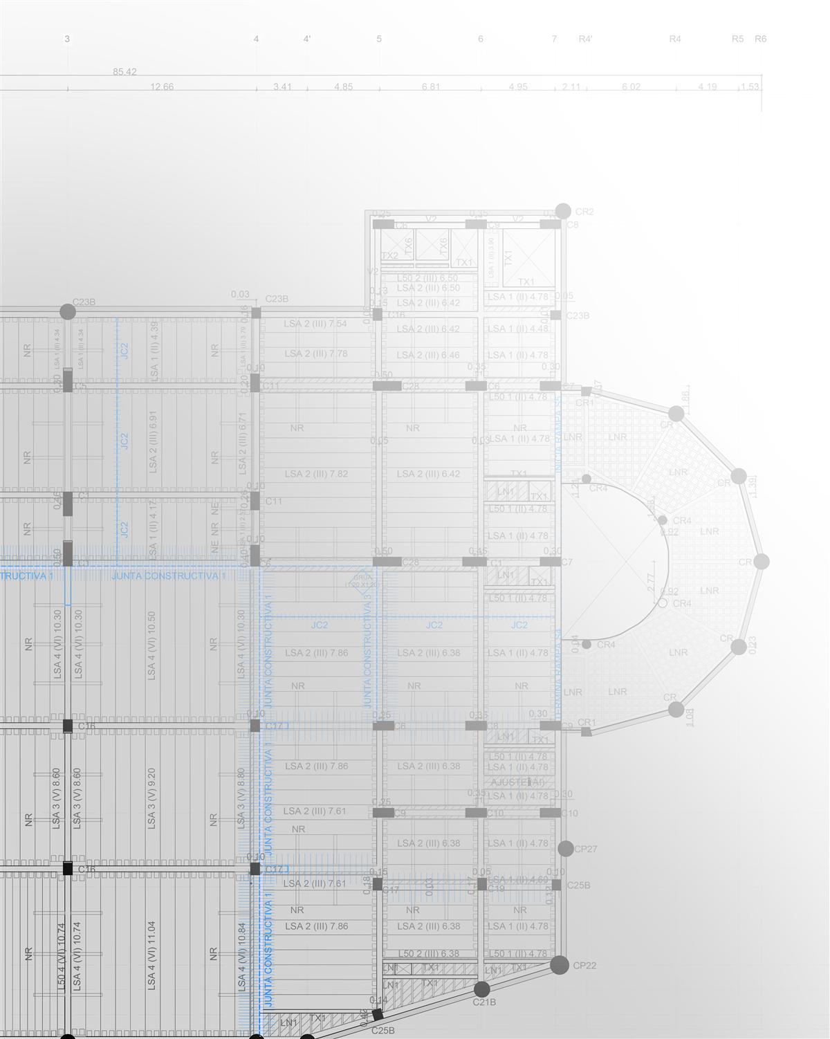 Interior de obra en construcción con iluminación dramática de sombras estructurales